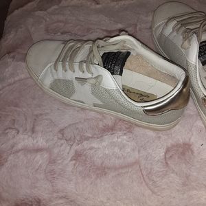 Sneakers worn only once. My feet are to wide. More for narrow feet.